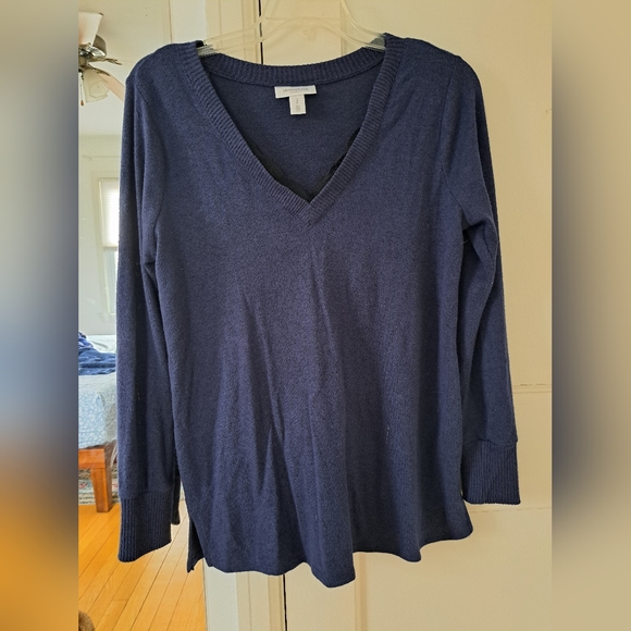 Motherhood Maternity Blue V-neck Shirt Size Medium - Picture 3 of 9